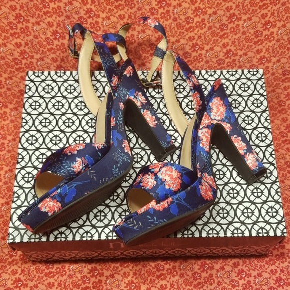 🌺Sandal Heels🌺 - Picture 2 of 5